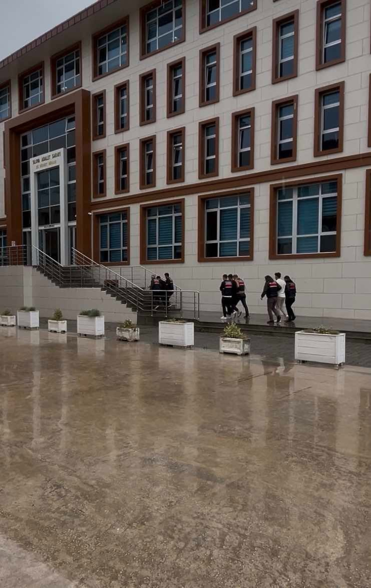 Yatırım Vaadiyle 4,5 Milyon TL Dolandırıcılık: 6 Şüpheli Yakalandı, 4'ü Tutuklandı 4 Yatırım Vaadiyle 4,5 Milyon TL Dolandırıcılık: 6 Şüpheli Yakalandı, 4'ü Tutuklandı
