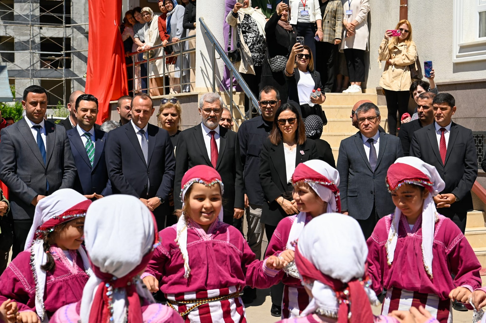 ÇİFTLİKKÖY’DE YIL SONU SERGİSİ BÜYÜK BEĞENİ TOPLADI: EMEK VE SANAT BİR ARADA 4 ÇİFTLİKKÖY’DE YIL SONU SERGİSİ BÜYÜK BEĞENİ TOPLADI: EMEK VE SANAT BİR ARADA