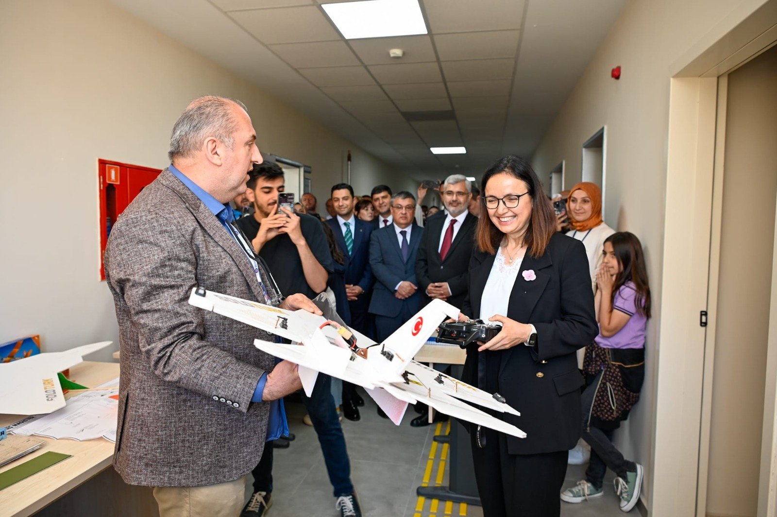 ÇİFTLİKKÖY’DE YIL SONU SERGİSİ BÜYÜK BEĞENİ TOPLADI: EMEK VE SANAT BİR ARADA 6 ÇİFTLİKKÖY’DE YIL SONU SERGİSİ BÜYÜK BEĞENİ TOPLADI: EMEK VE SANAT BİR ARADA