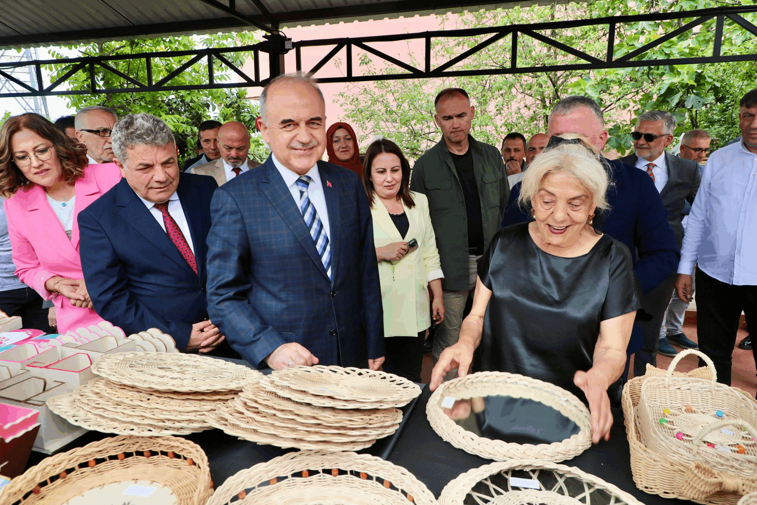 Vali Erol, Huzurevi Sakinlerinin El Emeği Göz Nuru Ürünlerinin Sergi Açılışını Gerçekleştirdi 4 Vali Erol, Huzurevi Sakinlerinin El Emeği Göz Nuru Ürünlerinin Sergi Açılışını Gerçekleştirdi
