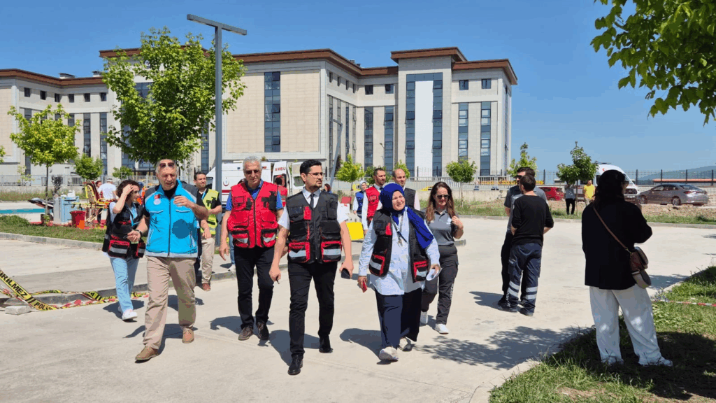 YALOVA’DA 7 ŞİDDETİNDE DEPREM SENARYOSUYLA GERÇEKLEŞTİRİLEN HASTANE AFET TATBİKATI BAŞARIYLA TAMAMLANDI