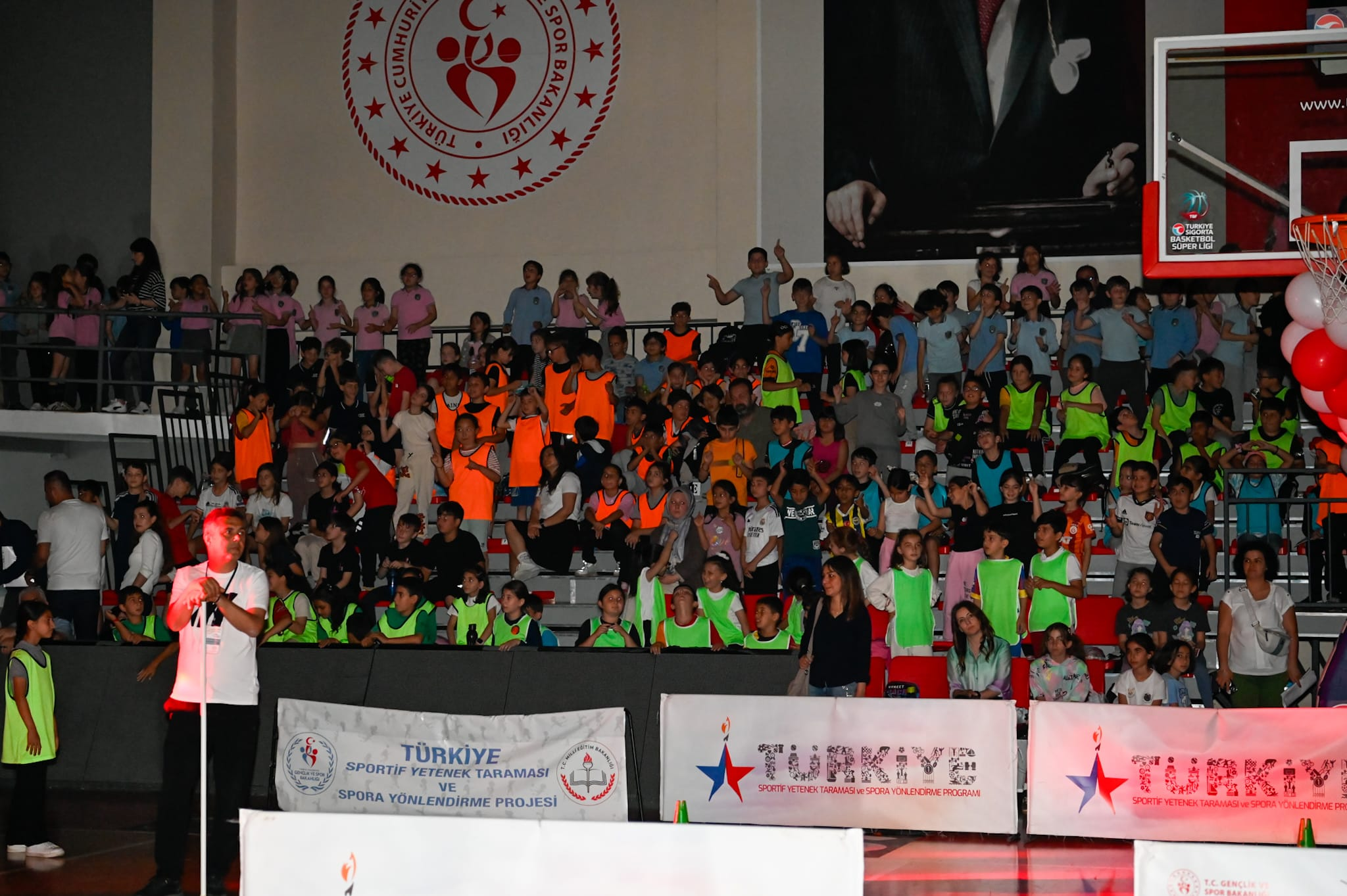 Yalova'da 15 Bin Öğrencinin Katıldığı Çocuk Oyunları Finali Coşku İçinde Tamamlandı 4 Yalova'da 15 Bin Öğrencinin Katıldığı Çocuk Oyunları Finali Coşku İçinde Tamamlandı