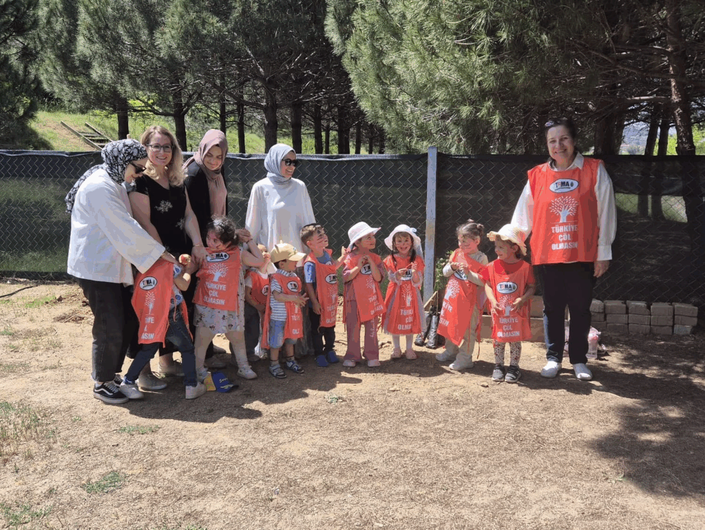 TEMA Vakfı'ndan Minik Yüreklere Yeşil Dokunuş: Altınova’da Defne Fidanları Toprakla Buluştu
