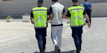 Yalova’da Kendini Polis Olarak Tanıtan Şüpheli, 1 Milyon TL’lik Dolandırıcılıkla Tutuklandı 2 Yalova’da Kendini Polis Olarak Tanıtan Şüpheli, 1 Milyon TL’lik Dolandırıcılıkla Tutuklandı