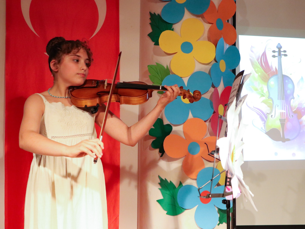 Çiftlikköy’de Minik Müzisyenler Yıl Sonu Konseriyle Göz Doldurdu