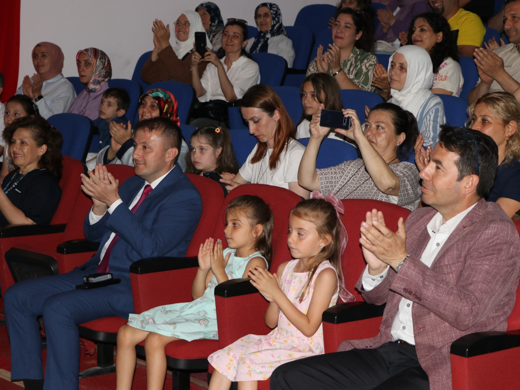 Çiftlikköy’de Minik Müzisyenler Yıl Sonu Konseriyle Göz Doldurdu