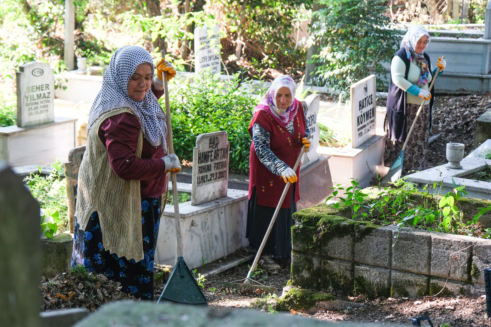 Çiftlikköy’de Kurban Bayramı Öncesi Mezarlıklarda Temizlik Seferberliği 4 Çiftlikköy’de Kurban Bayramı Öncesi Mezarlıklarda Temizlik Seferberliği