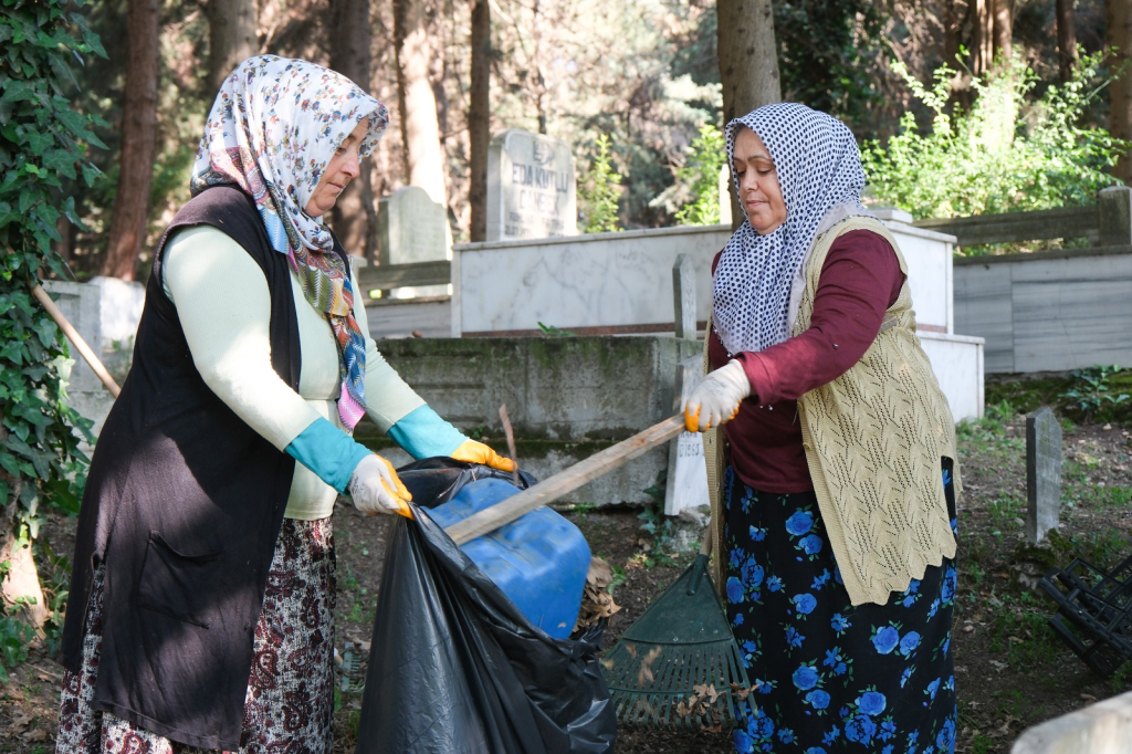 Çiftlikköy’de Kurban Bayramı Öncesi Mezarlıklarda Temizlik Seferberliği