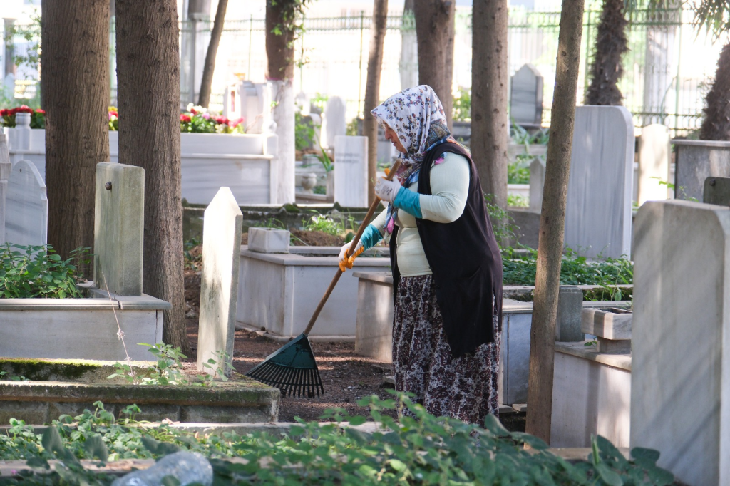 Çiftlikköy’de Kurban Bayramı Öncesi Mezarlıklarda Temizlik Seferberliği