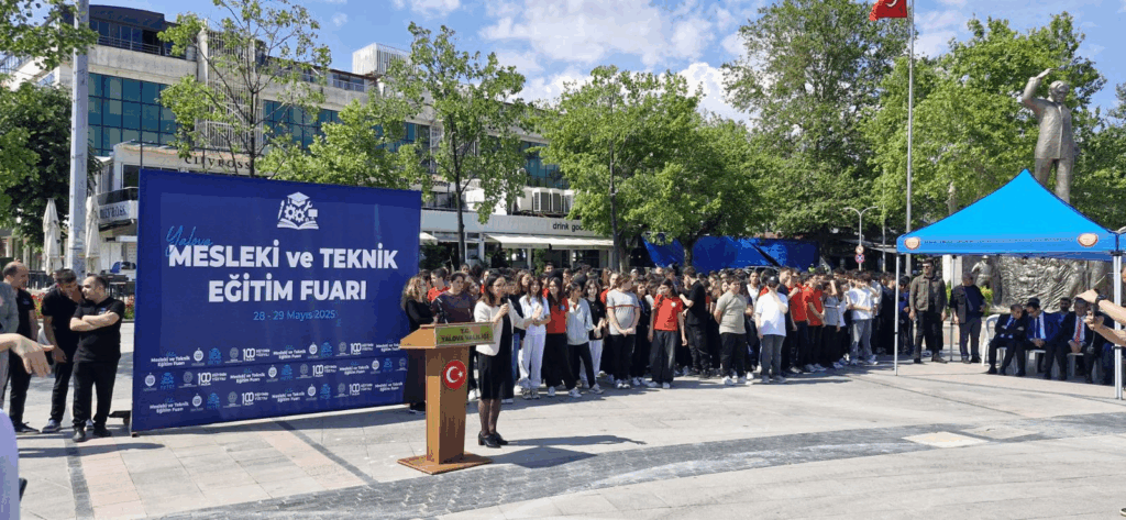 YALOVA’DA MESLEKİ VE TEKNİK EĞİTİM FUARI YOĞUN İLGİ GÖRDÜ