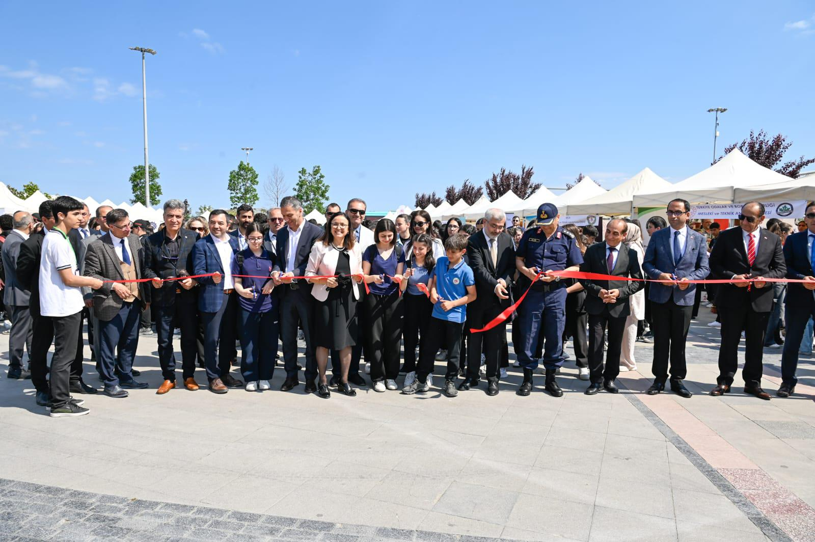 YALOVA’DA MESLEKİ VE TEKNİK EĞİTİM FUARI YOĞUN İLGİ GÖRDÜ 4 YALOVA’DA MESLEKİ VE TEKNİK EĞİTİM FUARI YOĞUN İLGİ GÖRDÜ