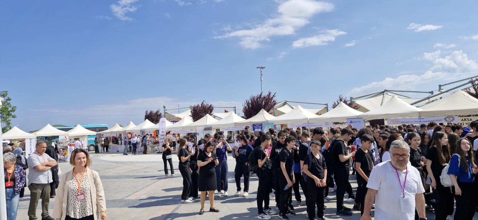 YALOVA’DA MESLEKİ VE TEKNİK EĞİTİM FUARI YOĞUN İLGİ GÖRDÜ 6 YALOVA’DA MESLEKİ VE TEKNİK EĞİTİM FUARI YOĞUN İLGİ GÖRDÜ