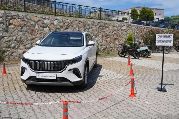 Yalova Üniversitesi'nde TOGG Sevinci: Yerli ve Milli Otomobil Uygulamalı Eğitime Katkı Sunacak 4 Yalova Üniversitesi'nde TOGG Sevinci: Yerli ve Milli Otomobil Uygulamalı Eğitime Katkı Sunacak