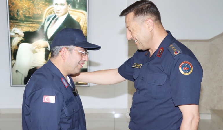 32 Yıllık Hayal Gerçek Oldu: Temizlik İşçisi Mahmut Kanarya Temsili Askerlik Yaptı