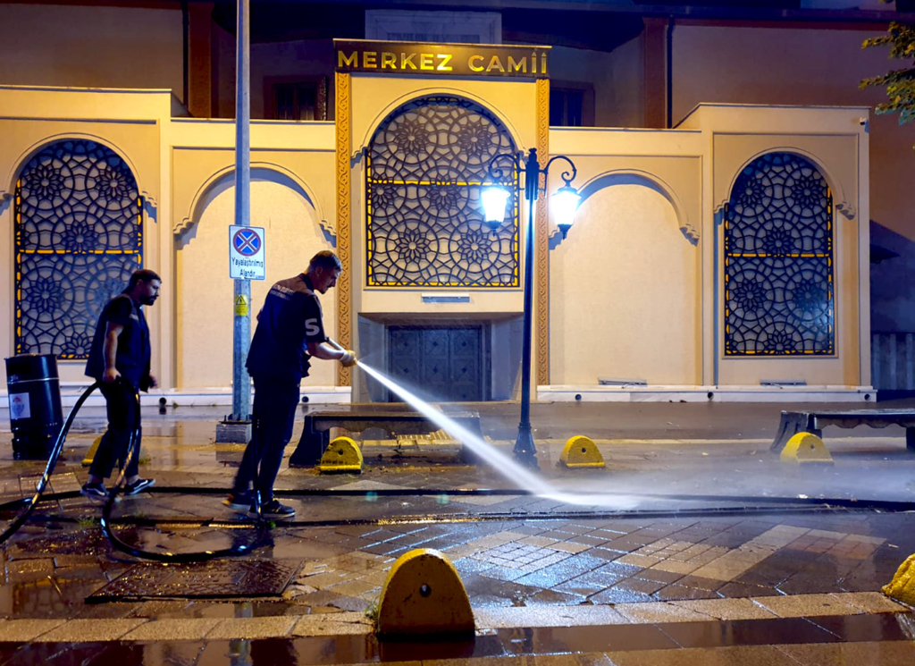 Yalova Belediyesi'nden Yaz Temizliği Atağı: Gece Boyunca Kapsamlı Yıkama Çalışmaları Sürüyor