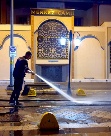Yalova Belediyesi'nden Yaz Temizliği Atağı: Gece Boyunca Kapsamlı Yıkama Çalışmaları Sürüyor