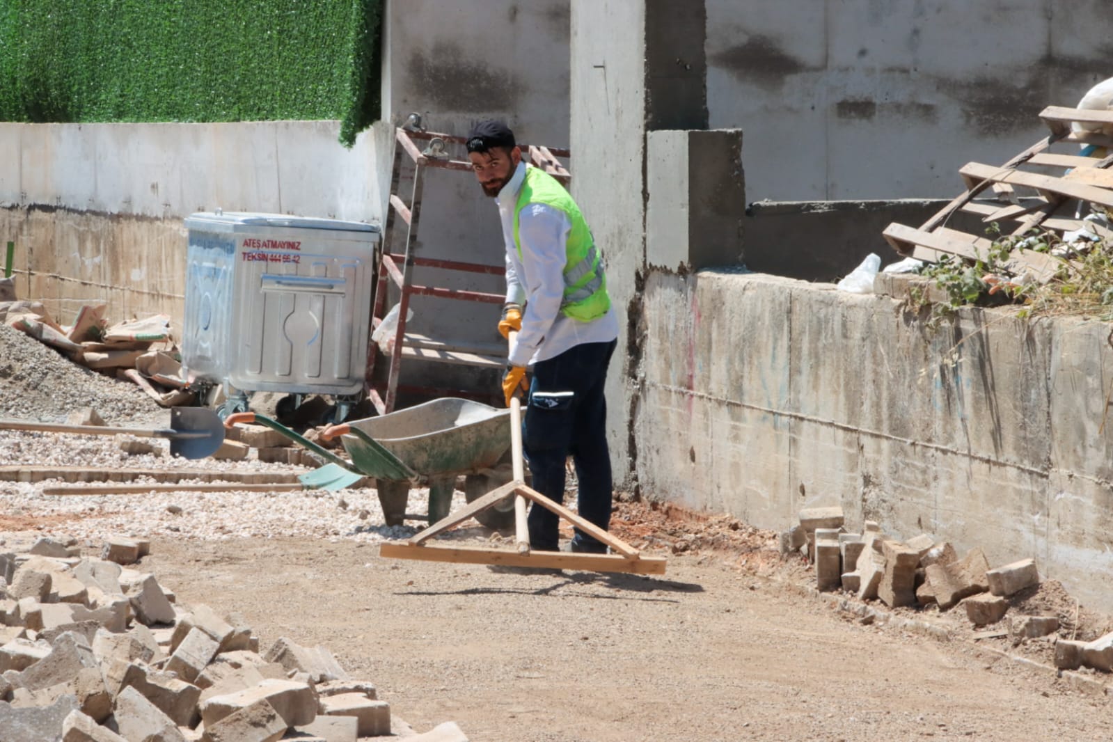 YALOVA BELEDİYESİ’NDEN ULAŞIMA KONFOR DOKUNUŞU: MAHALLELERDE PARKE VE BORDÜR ATAĞI