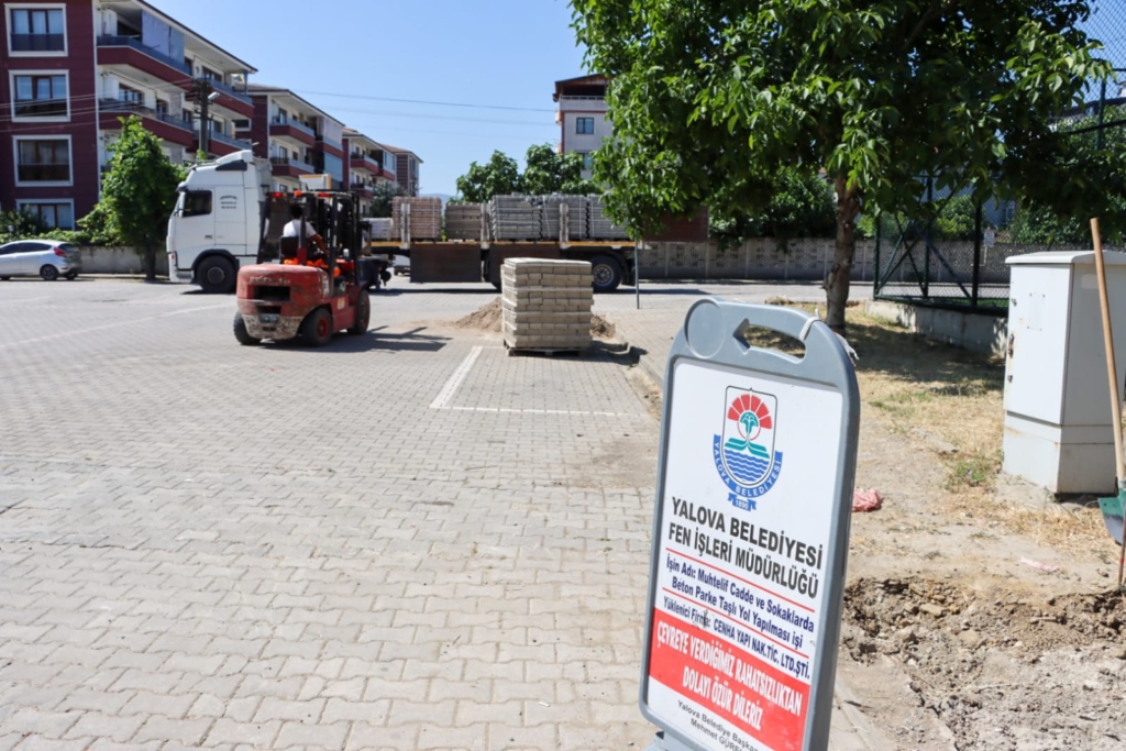 YALOVA BELEDİYESİ’NDEN ULAŞIMA KONFOR DOKUNUŞU: MAHALLELERDE PARKE VE BORDÜR ATAĞI