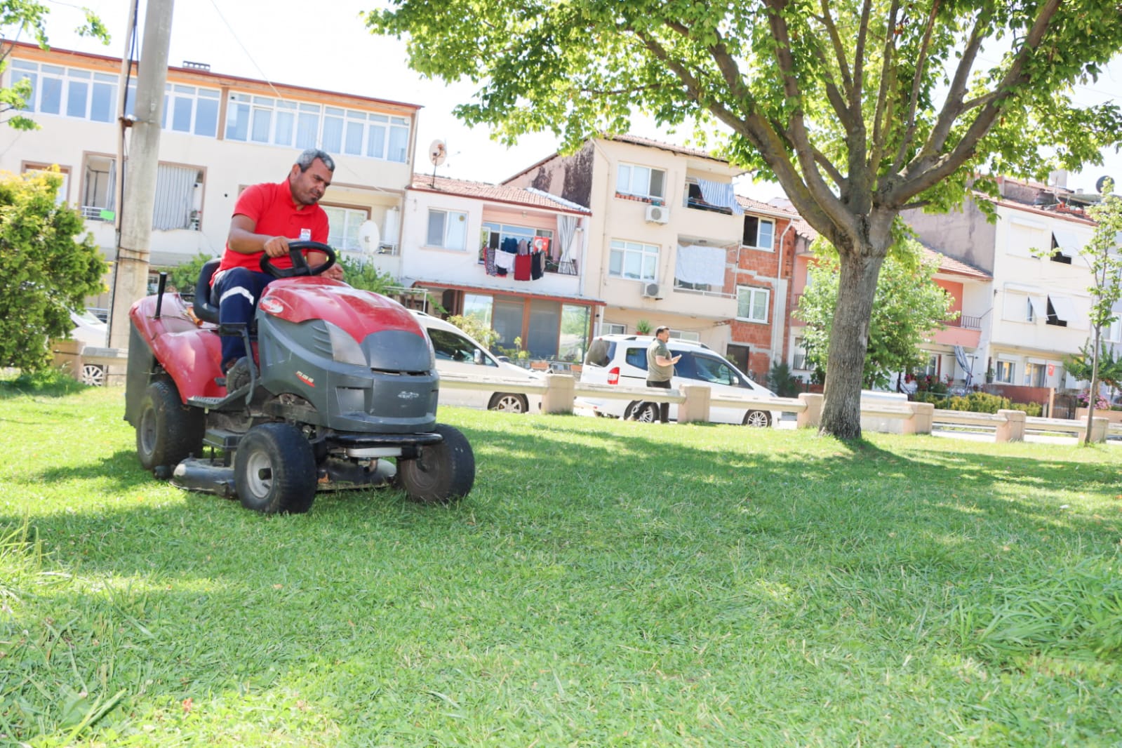 Yalova Belediyesi’nden Yaz Mesaisi: Parklarda Çim Biçme Çalışmaları Devam Ediyor