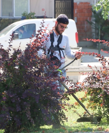 Yalova Belediyesi’nden Yaz Mesaisi: Parklarda Çim Biçme Çalışmaları Devam Ediyor