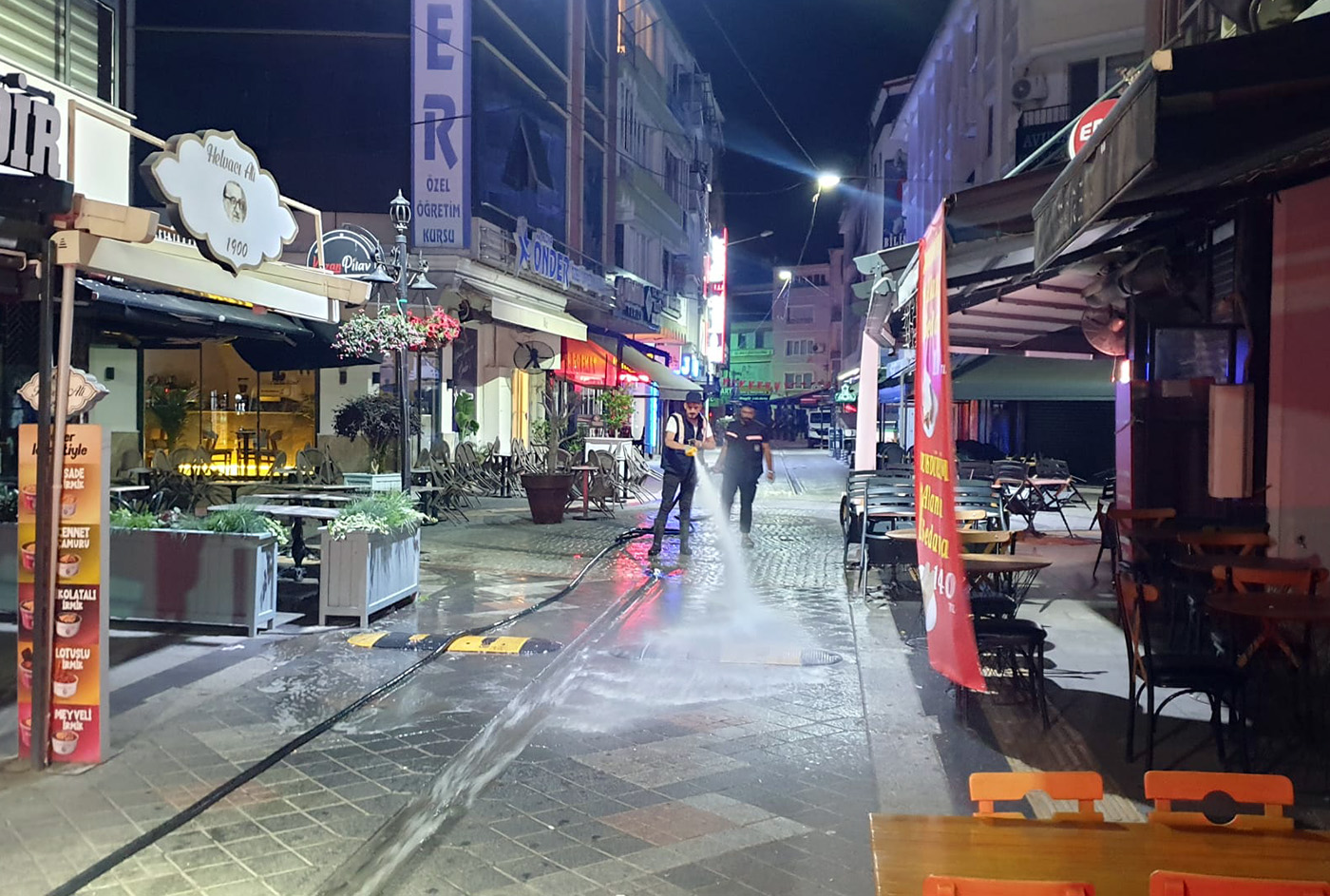 Yalova Belediyesi'nden Yaz Temizliği Atağı: Gece Boyunca Kapsamlı Yıkama Çalışmaları Sürüyor