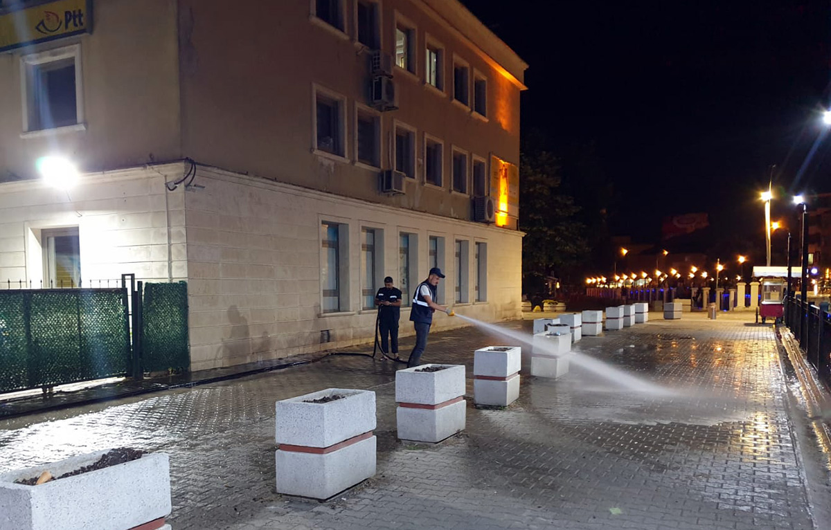 Yalova Belediyesi'nden Yaz Temizliği Atağı: Gece Boyunca Kapsamlı Yıkama Çalışmaları Sürüyor