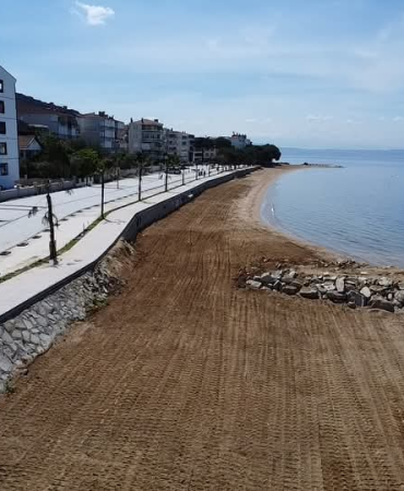 Armutlu'da Yaz Hazırlıkları Hız Kazandı: Sahiller Temizleniyor