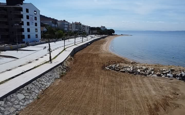 Armutlu'da Yaz Hazırlıkları Hız Kazandı: Sahiller Temizleniyor