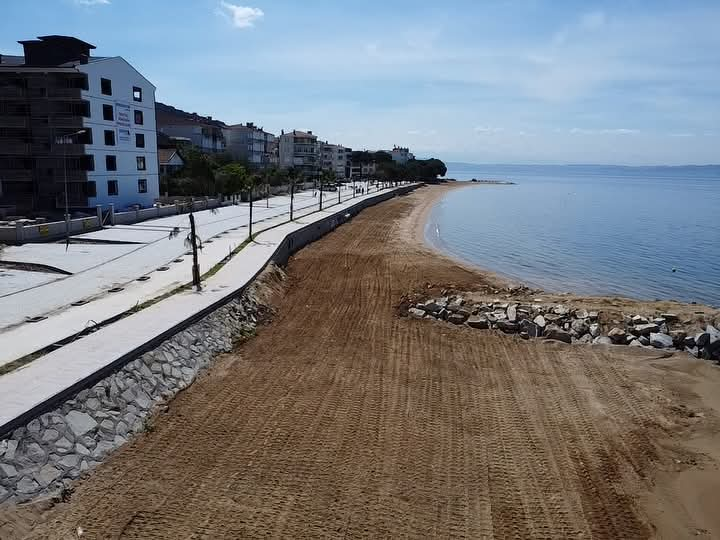 Armutlu'da Yaz Hazırlıkları Hız Kazandı: Sahiller Temizleniyor