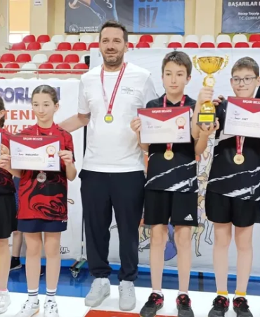 Yalova Masa Tenisi’nde Zirveyi Bırakmıyor: Küçükler Türkiye Şampiyonası’nda Büyük Başarı
