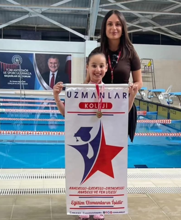 Yalova Uzmanlar Koleji Öğrencisi Tanem Şelimen'den Yüzmede Üç Ayrı Birincilik
