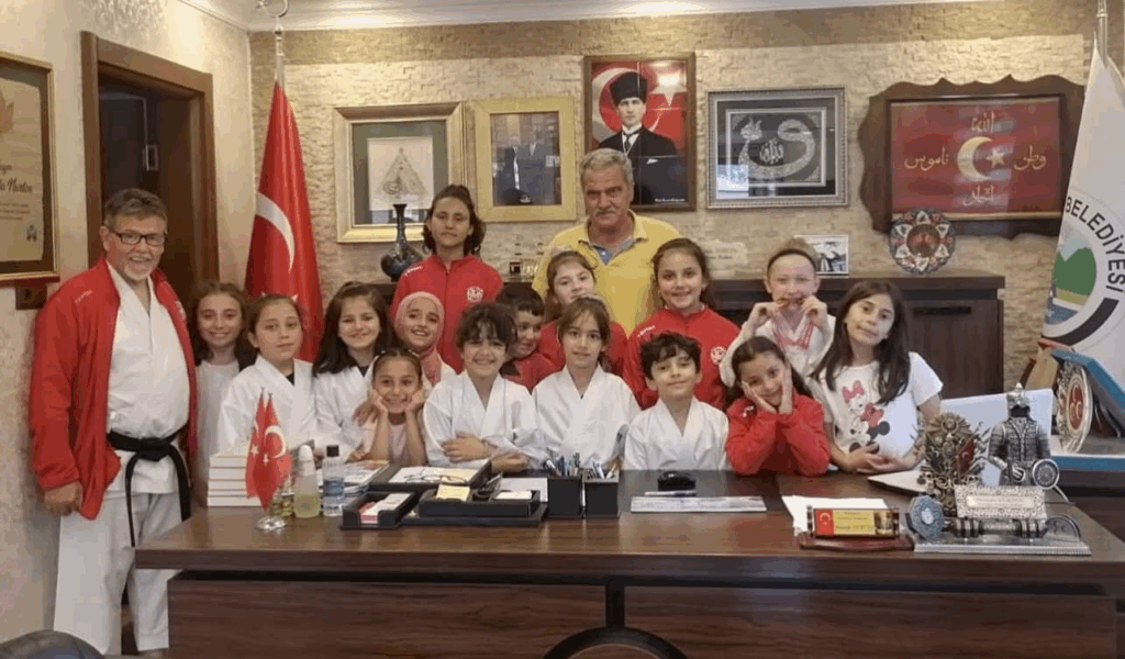 KÜÇÜK KAHRAMANLARIN BÜYÜK ZAFERİ! KARATECİ MİNİKLER MADALYALARLA DÖNDÜ