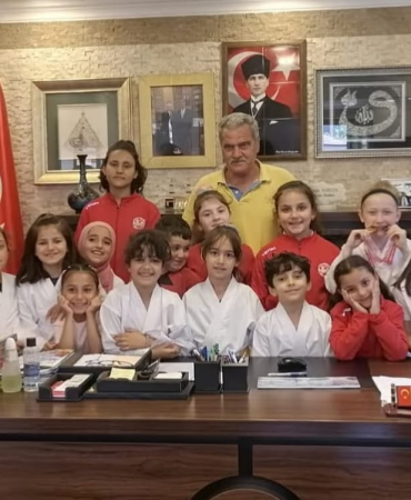 KÜÇÜK KAHRAMANLARIN BÜYÜK ZAFERİ! KARATECİ MİNİKLER MADALYALARLA DÖNDÜ