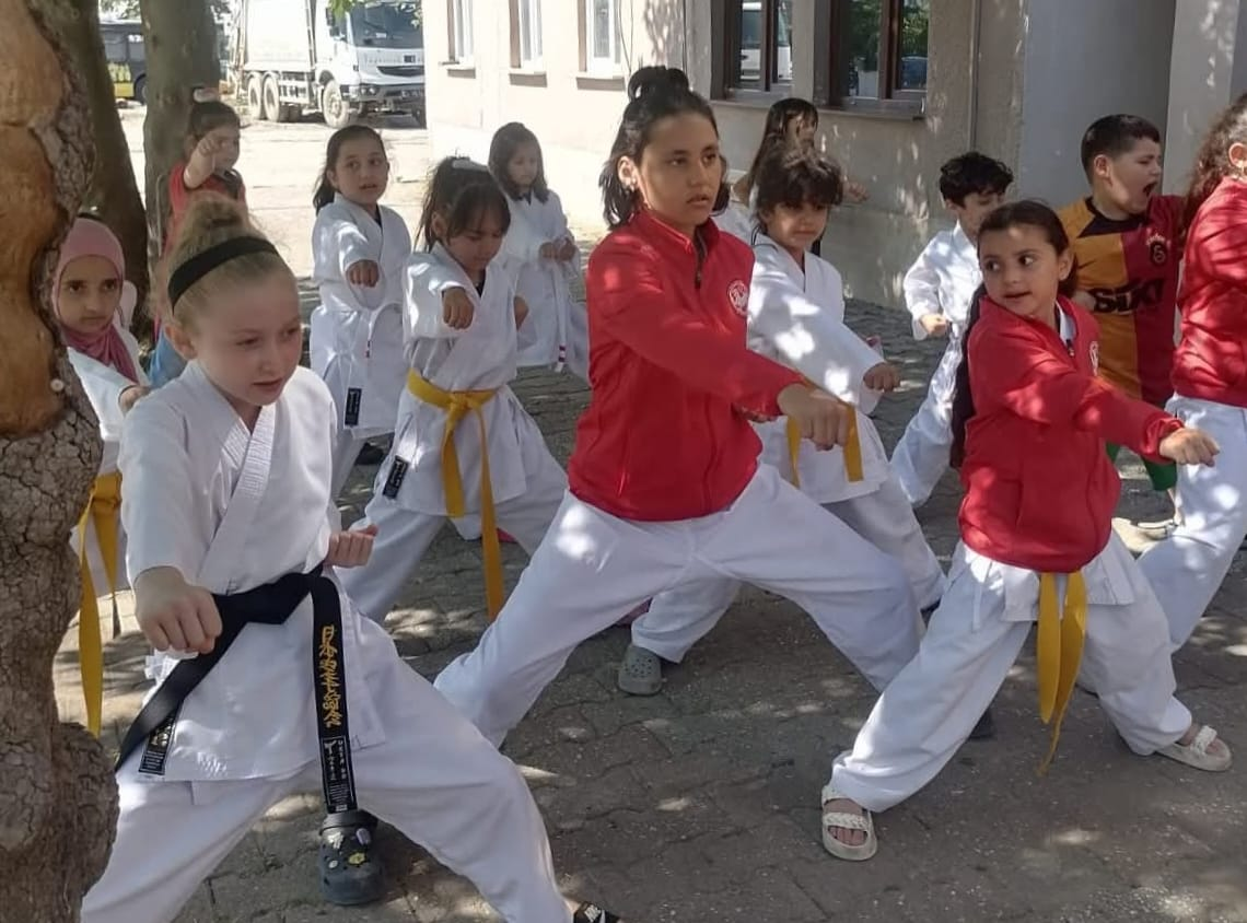 KÜÇÜK KAHRAMANLARIN BÜYÜK ZAFERİ! KARATECİ MİNİKLER MADALYALARLA DÖNDÜ