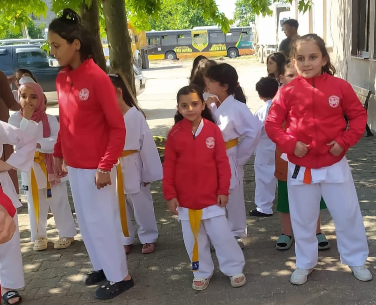 KÜÇÜK KAHRAMANLARIN BÜYÜK ZAFERİ! KARATECİ MİNİKLER MADALYALARLA DÖNDÜ