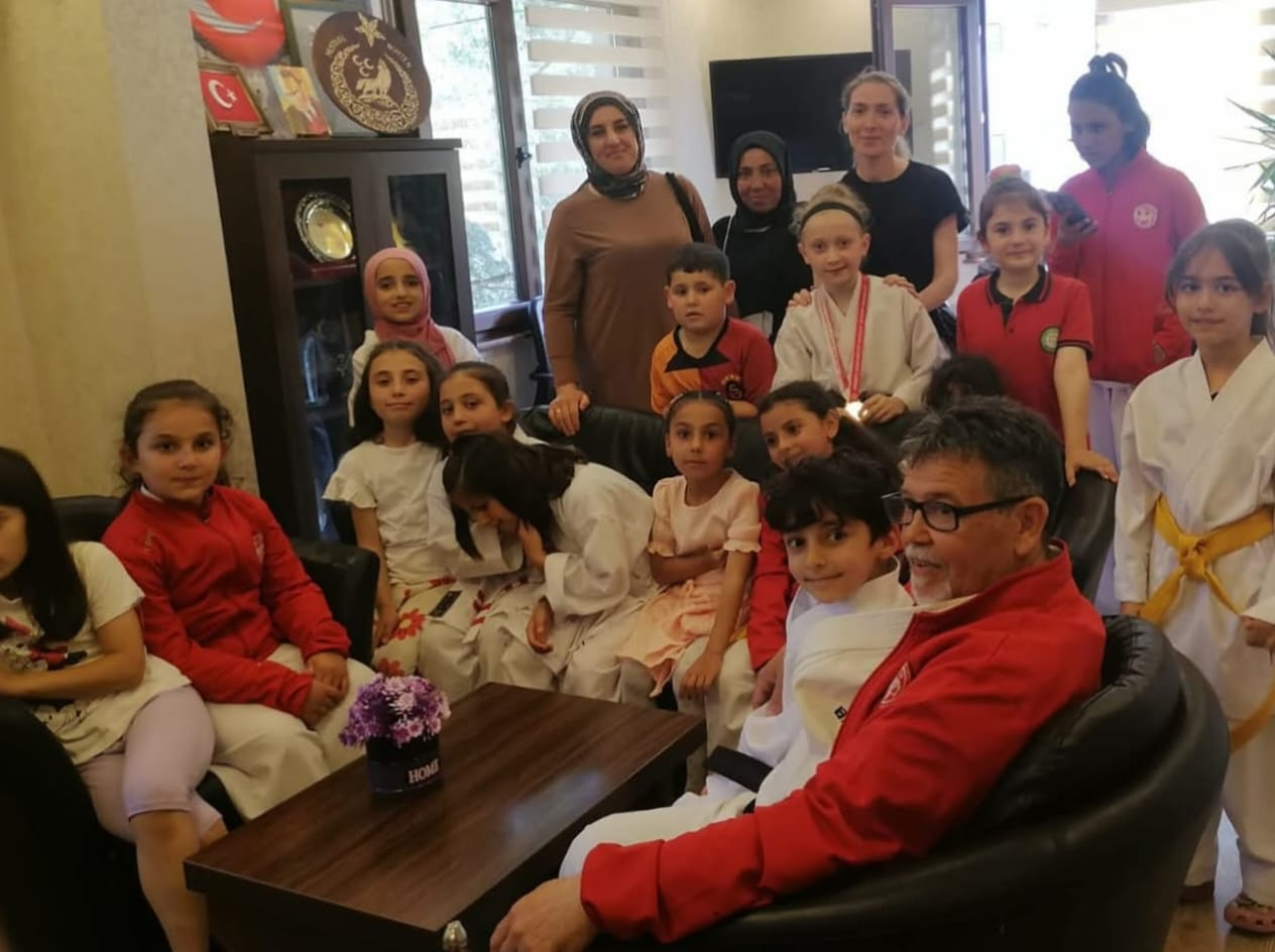 KÜÇÜK KAHRAMANLARIN BÜYÜK ZAFERİ! KARATECİ MİNİKLER MADALYALARLA DÖNDÜ