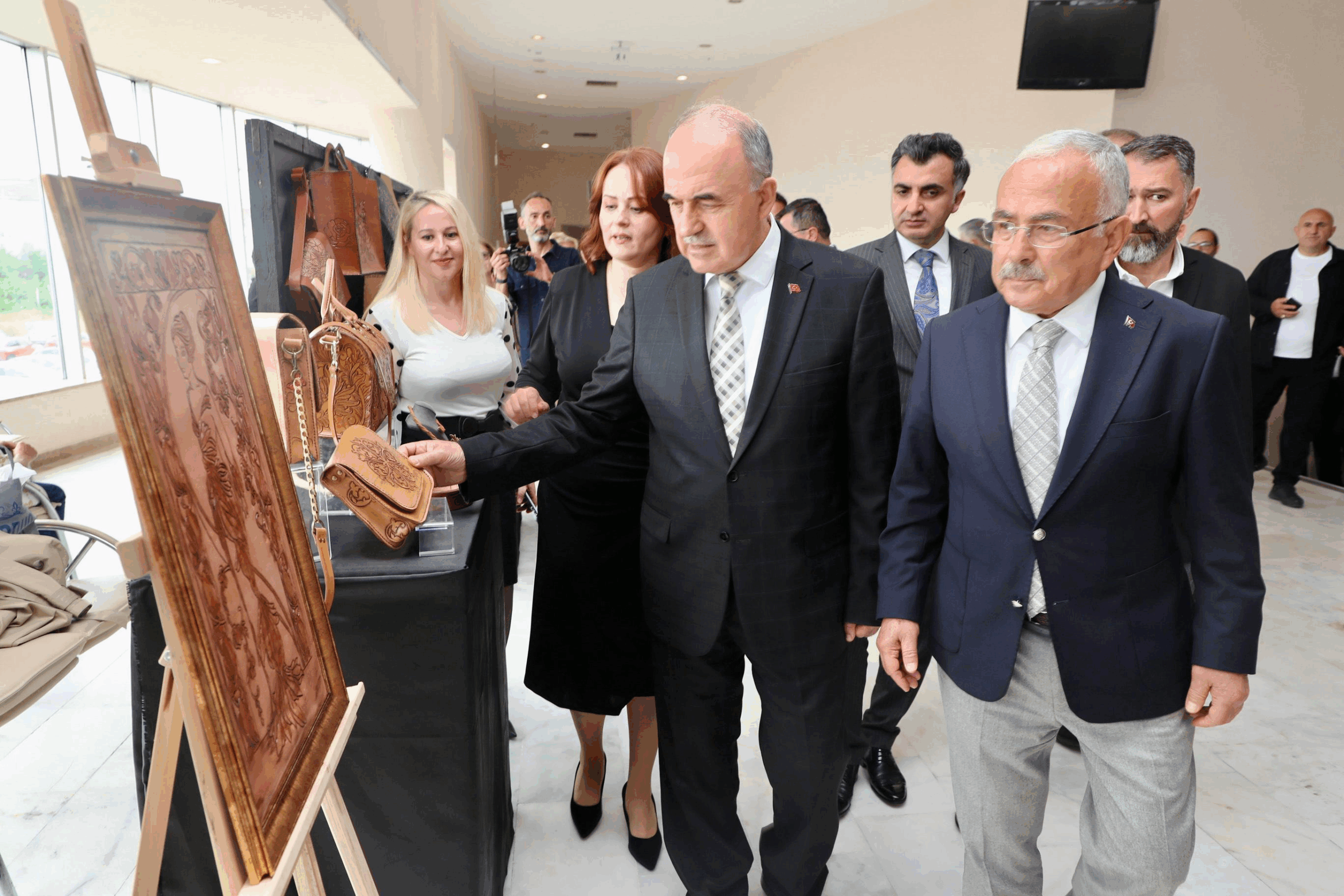 VALİ EROL, ALTINORDU HALK EĞİTİMİ MERKEZİ VE ORMEK YIL SONU SERGİSİ AÇILIŞINA KATILDI 6 VALİ EROL, ALTINORDU HALK EĞİTİMİ MERKEZİ VE ORMEK YIL SONU SERGİSİ AÇILIŞINA KATILDI
