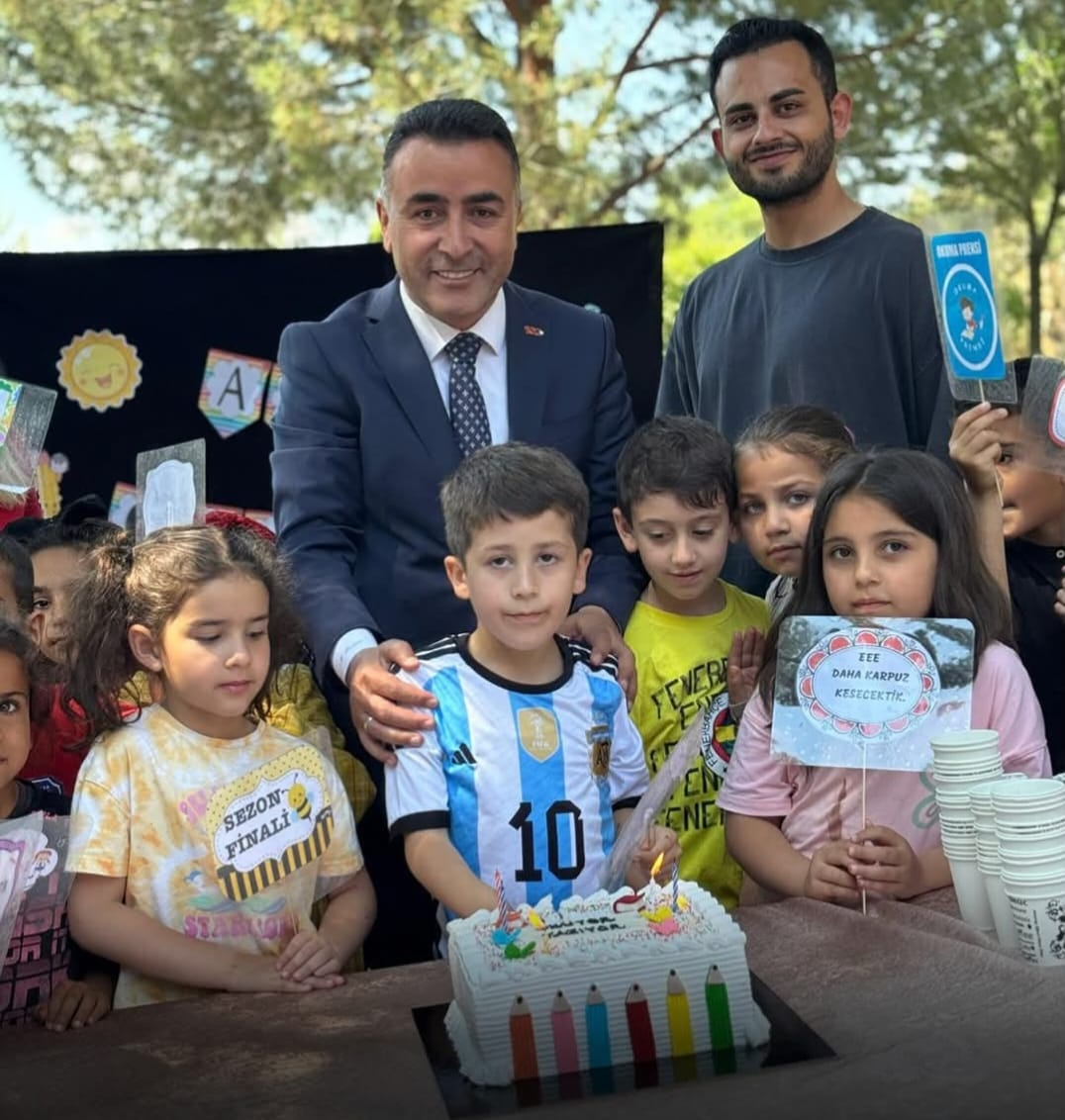 BAŞKAN MÜCAHİT KAÇAR, MİNİKLERİN OKUMA BAYRAMI COŞKUSUNA ORTAK OLDU 4 BAŞKAN MÜCAHİT KAÇAR, MİNİKLERİN OKUMA BAYRAMI COŞKUSUNA ORTAK OLDU