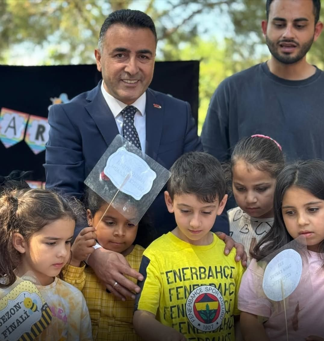 BAŞKAN MÜCAHİT KAÇAR, MİNİKLERİN OKUMA BAYRAMI COŞKUSUNA ORTAK OLDU 5 BAŞKAN MÜCAHİT KAÇAR, MİNİKLERİN OKUMA BAYRAMI COŞKUSUNA ORTAK OLDU