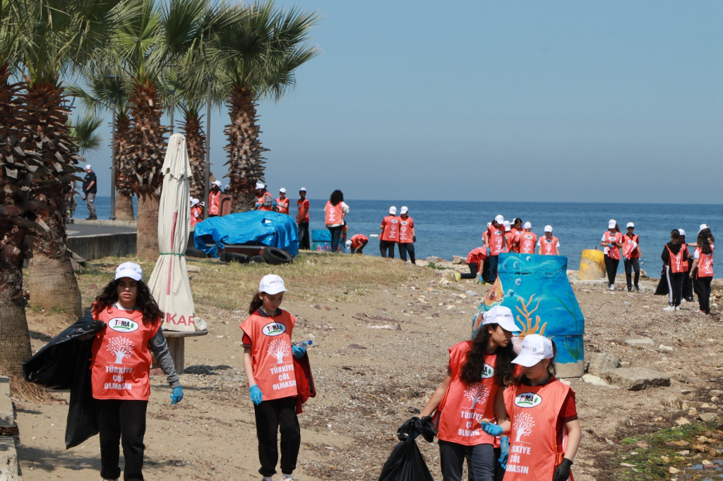 Çiftlikköy’de Marmara Denizi Günü’nde Sahil Temizliği: 150 Kilogramdan Fazla Atık Toplandı