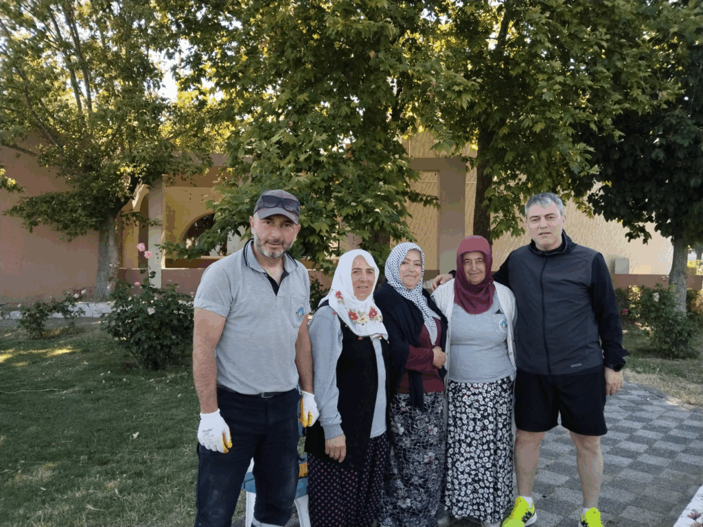 BAHÇEDEKİ EMEK GÖZDEN KAÇMIYOR: ÇİFTLİKKÖY’DE ÖRNEK BELEDİYE ÇALIŞANLARI GÖNÜLLERİ FETHEDİYOR
