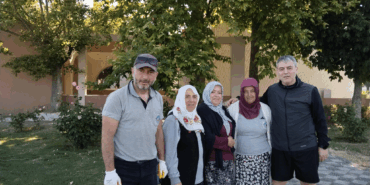 BAHÇEDEKİ EMEK GÖZDEN KAÇMIYOR: ÇİFTLİKKÖY’DE ÖRNEK BELEDİYE ÇALIŞANLARI GÖNÜLLERİ FETHEDİYOR 3 BAHÇEDEKİ EMEK GÖZDEN KAÇMIYOR: ÇİFTLİKKÖY’DE ÖRNEK BELEDİYE ÇALIŞANLARI GÖNÜLLERİ FETHEDİYOR