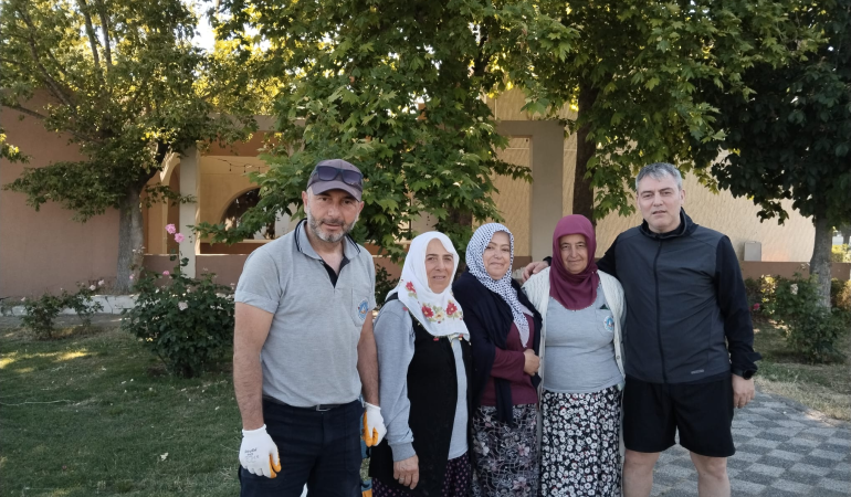 BAHÇEDEKİ EMEK GÖZDEN KAÇMIYOR: ÇİFTLİKKÖY’DE ÖRNEK BELEDİYE ÇALIŞANLARI GÖNÜLLERİ FETHEDİYOR
