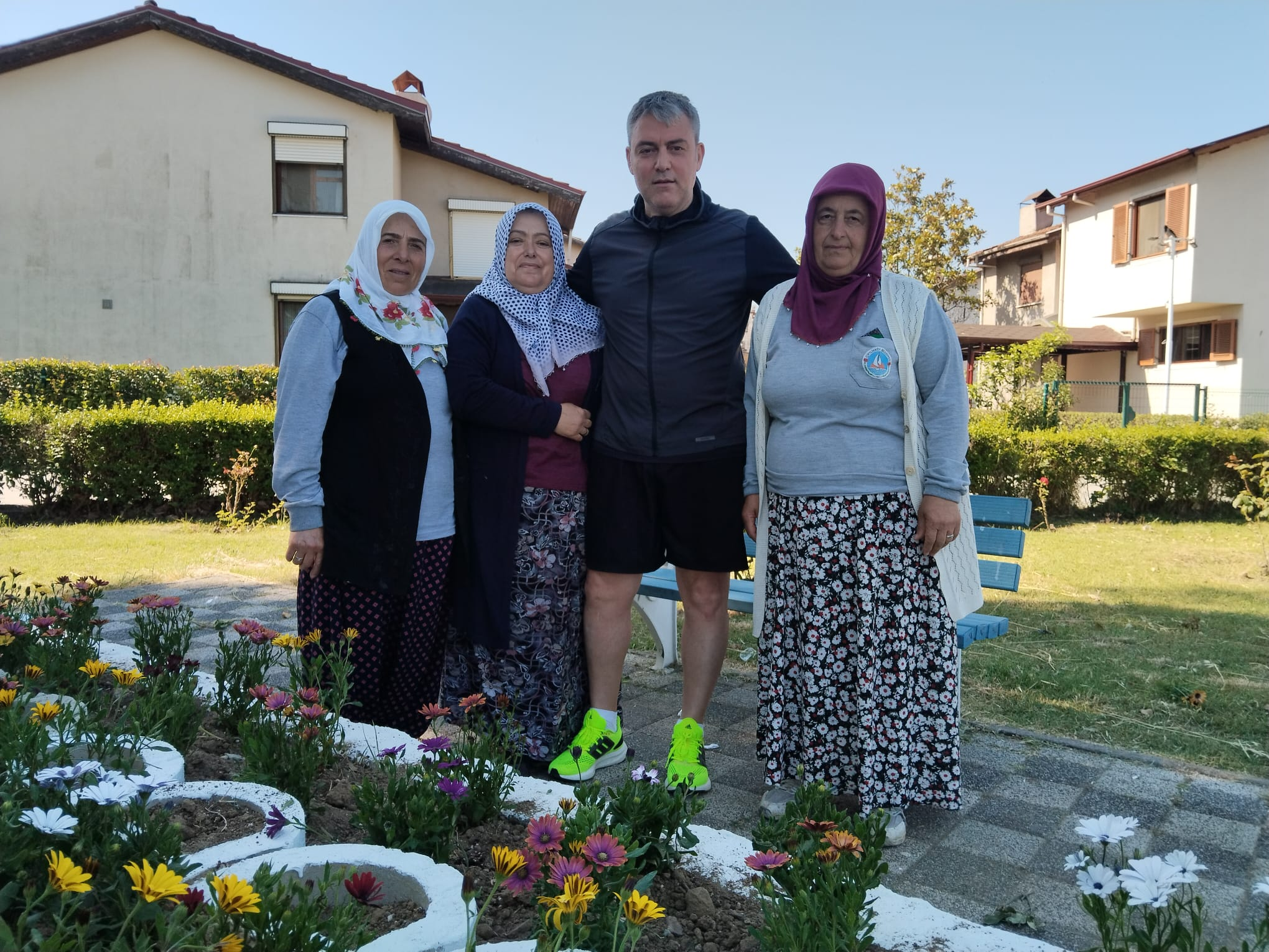 BAHÇEDEKİ EMEK GÖZDEN KAÇMIYOR: ÇİFTLİKKÖY’DE ÖRNEK BELEDİYE ÇALIŞANLARI GÖNÜLLERİ FETHEDİYOR 4 BAHÇEDEKİ EMEK GÖZDEN KAÇMIYOR: ÇİFTLİKKÖY’DE ÖRNEK BELEDİYE ÇALIŞANLARI GÖNÜLLERİ FETHEDİYOR
