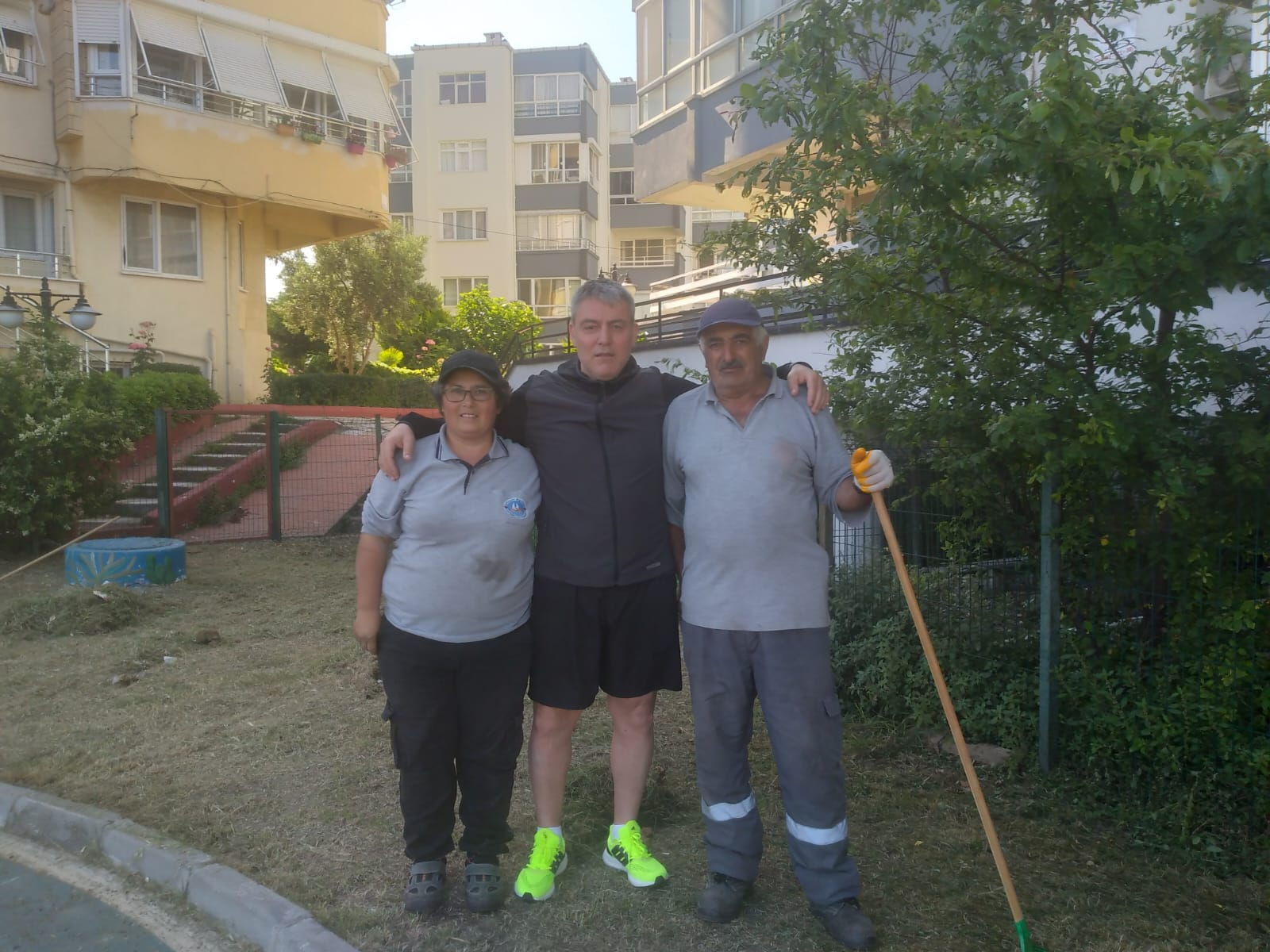 BAHÇEDEKİ EMEK GÖZDEN KAÇMIYOR: ÇİFTLİKKÖY’DE ÖRNEK BELEDİYE ÇALIŞANLARI GÖNÜLLERİ FETHEDİYOR 5 BAHÇEDEKİ EMEK GÖZDEN KAÇMIYOR: ÇİFTLİKKÖY’DE ÖRNEK BELEDİYE ÇALIŞANLARI GÖNÜLLERİ FETHEDİYOR