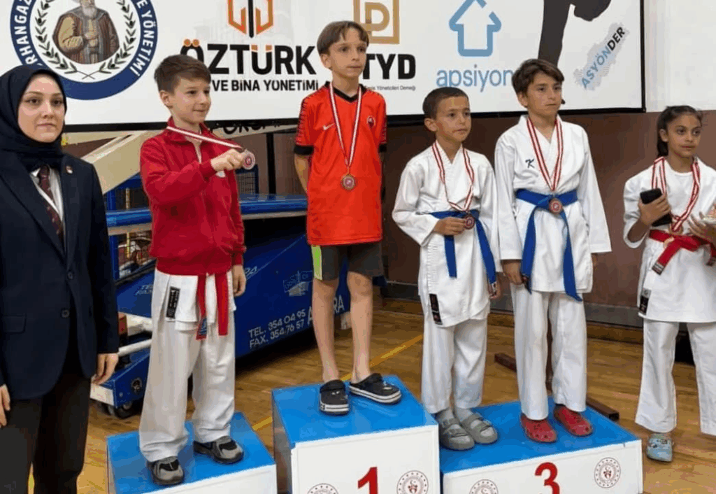 Çiftlikköy Karatecilerinden Orhangazi'de Madalya Yağmuru: 7 Madalya ile Döndüler
