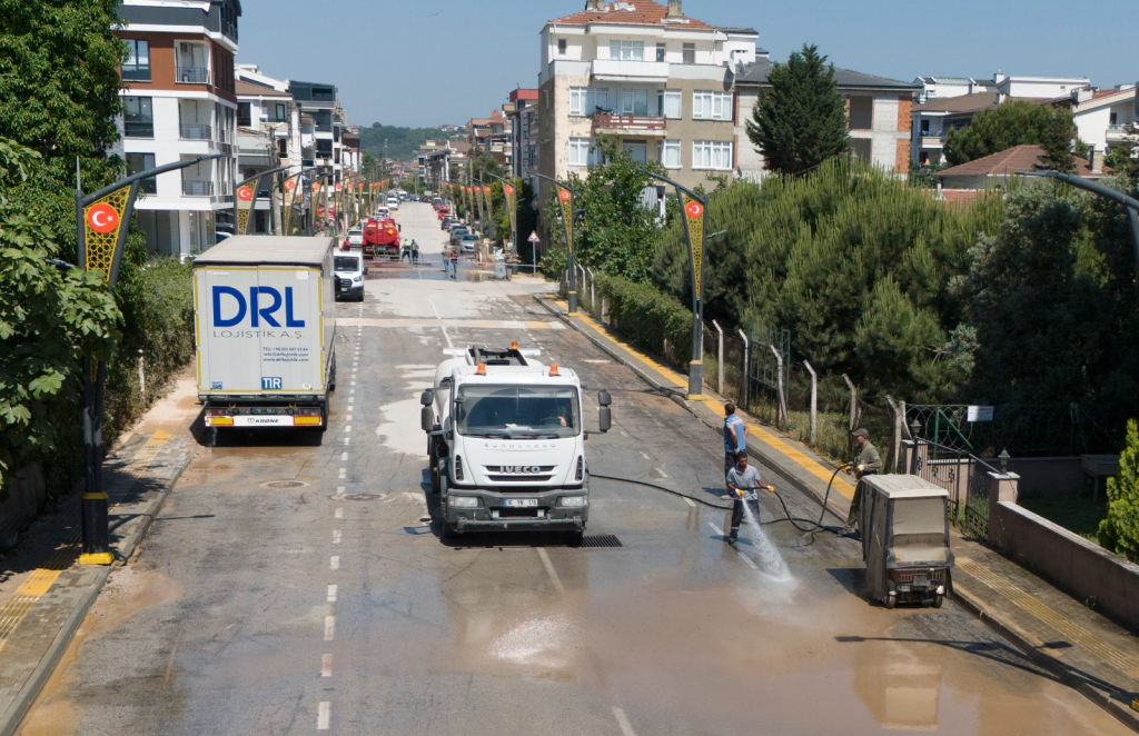 ÇİFTLİKKÖY'DE BAYRAM ÖNCESİ TEMİZLİK SEFERBERLİĞİ