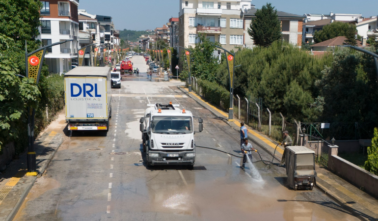ÇİFTLİKKÖY'DE BAYRAM ÖNCESİ TEMİZLİK SEFERBERLİĞİ 1 ÇİFTLİKKÖY'DE BAYRAM ÖNCESİ TEMİZLİK SEFERBERLİĞİ