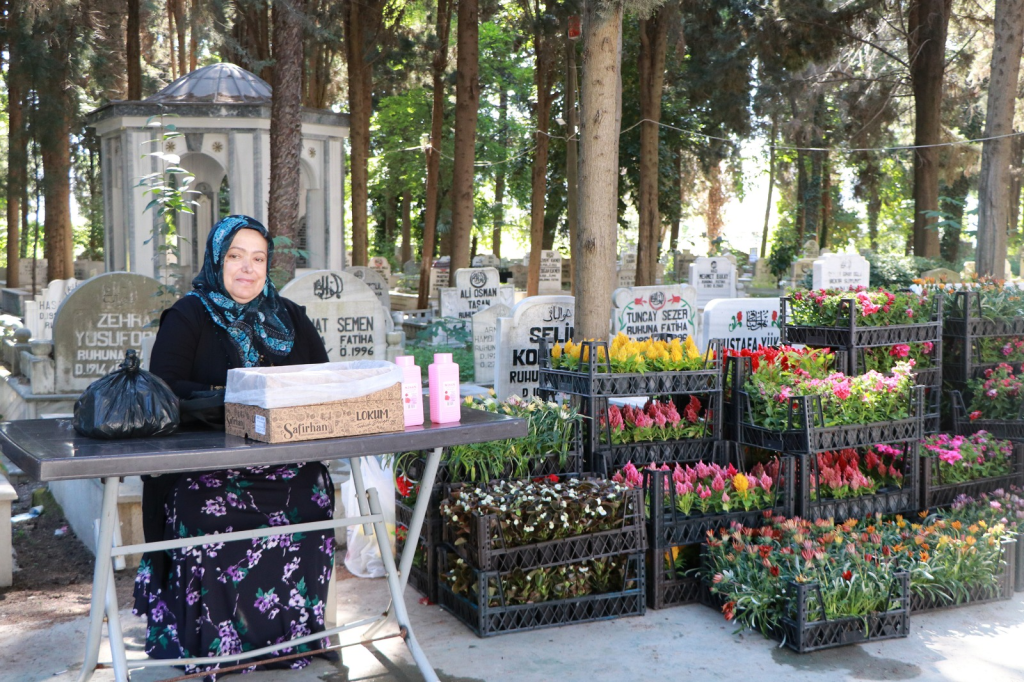Çiftlikköy’de Mezarlıklarda Bayram Hazırlığı: Vatandaşa Çiçek, Lokum ve Gül Suyu İkramı