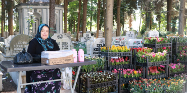 Çiftlikköy’de Mezarlıklarda Bayram Hazırlığı: Vatandaşa Çiçek, Lokum ve Gül Suyu İkramı 44 Çiftlikköy’de Mezarlıklarda Bayram Hazırlığı: Vatandaşa Çiçek, Lokum ve Gül Suyu İkramı